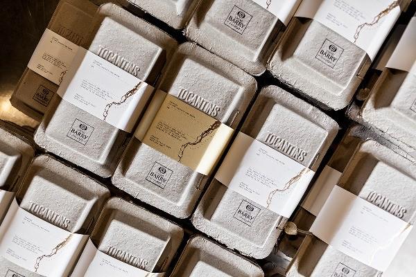 experimenta_es's tweet photo. #Packaging del #chocolate Tocantins: @zoostudio para @CacaoBarry_ENG http://t.co/CZ1wHJ82RH @TheWorlds50Best #design http://t.co/0sPKHCSCdO