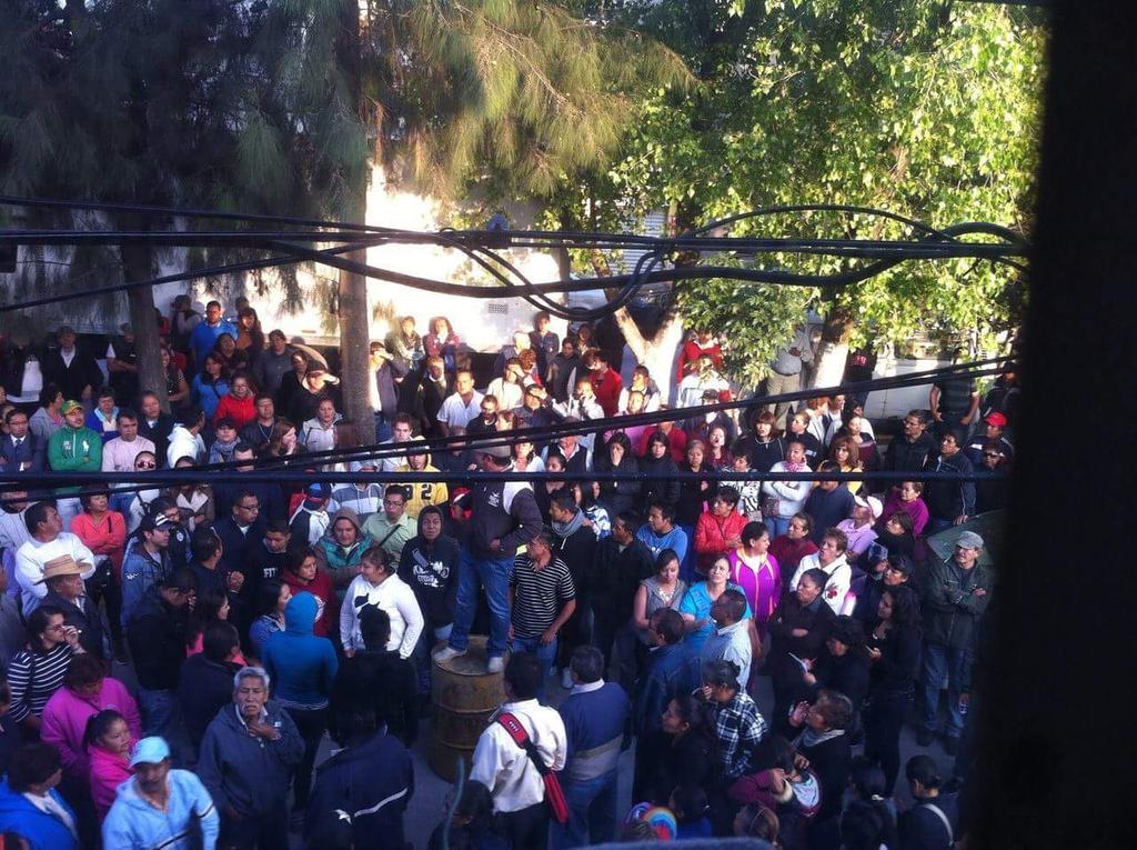 Presuntos sindicalizados de parte del PRI en las oficinas del #ine #Naucalpan no quieren el cómputo final de actas.