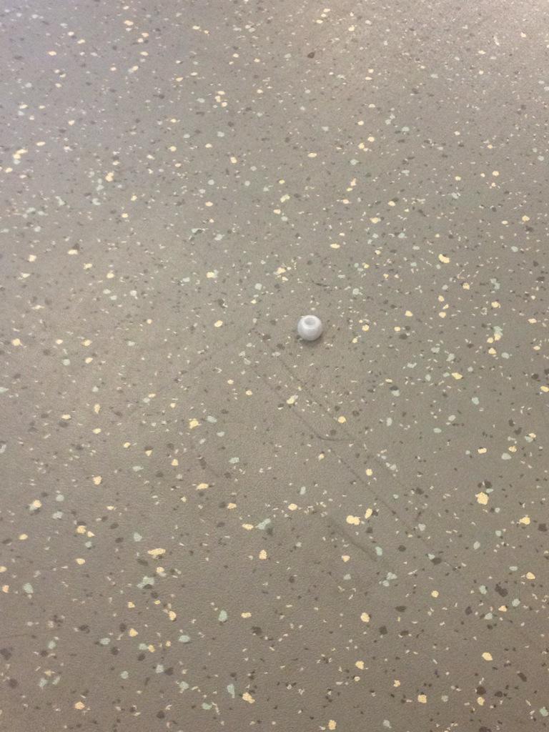 DAIYAB0LIC's tweet image. Someones having a #badday #earbudproblems #bummer