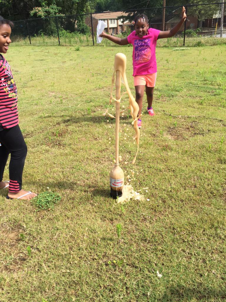 greenteachgo's tweet photo. Exploding Coke!!! #mentosanddietcoke #FunSummerLearning #STEAMCamp #4thgrade @NewCollegePk_ES Soooo fun! http://t.co/dQcl5dcjLx