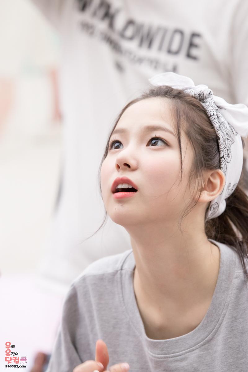 19960812_com's tweet photo. 150607 코엑스 팬싸인회 유진님(@CUBECLC ) 
31장 추가 완료
http://t.co/cSsPzbuOWF
#CLC #최유진 #궁금해 #미모_가치가_코엑스보다_비싼_분 #우주_제일_미녀 http://t.co/MMXmdMYBtI