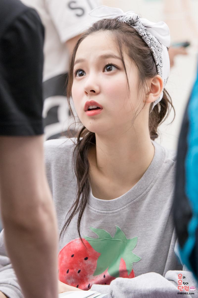 19960812_com's tweet photo. 150607 코엑스 팬싸인회 유진님(@CUBECLC ) 
31장 추가 완료
http://t.co/cSsPzbuOWF
#CLC #최유진 #궁금해 #미모_가치가_코엑스보다_비싼_분 #우주_제일_미녀 http://t.co/MMXmdMYBtI
