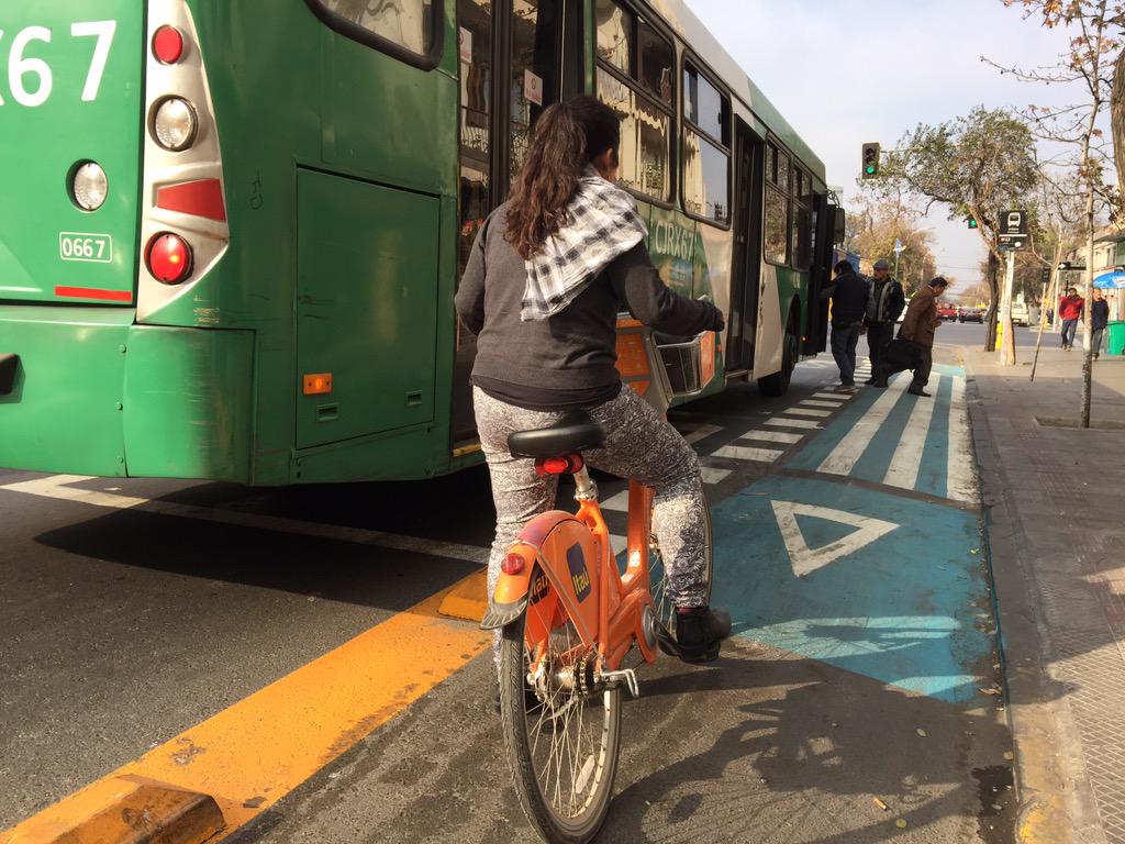 bicivilizate's tweet photo. Paradero de buses y ciclovía de Portugal en funcionamiento. Se puede y todos debemos colaborar. http://t.co/9TYPB3Qwo5