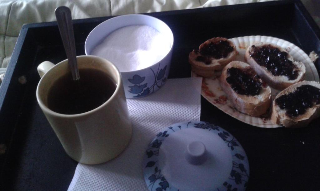 RoDeArmas's tweet photo. La mejor hermana la tengo yo que me despierta con el desayuno en la cama. .te amo @caritoodearmass http://t.co/ptN3BtoAVw