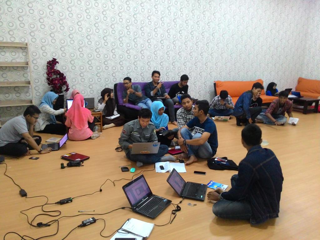 Salut deh sama Tambang 2012 Belajar sampai malem gini diperpus <a href="/unsyiah_lib/">Perpustakaan Unsyiah</a> , semangat gan!!