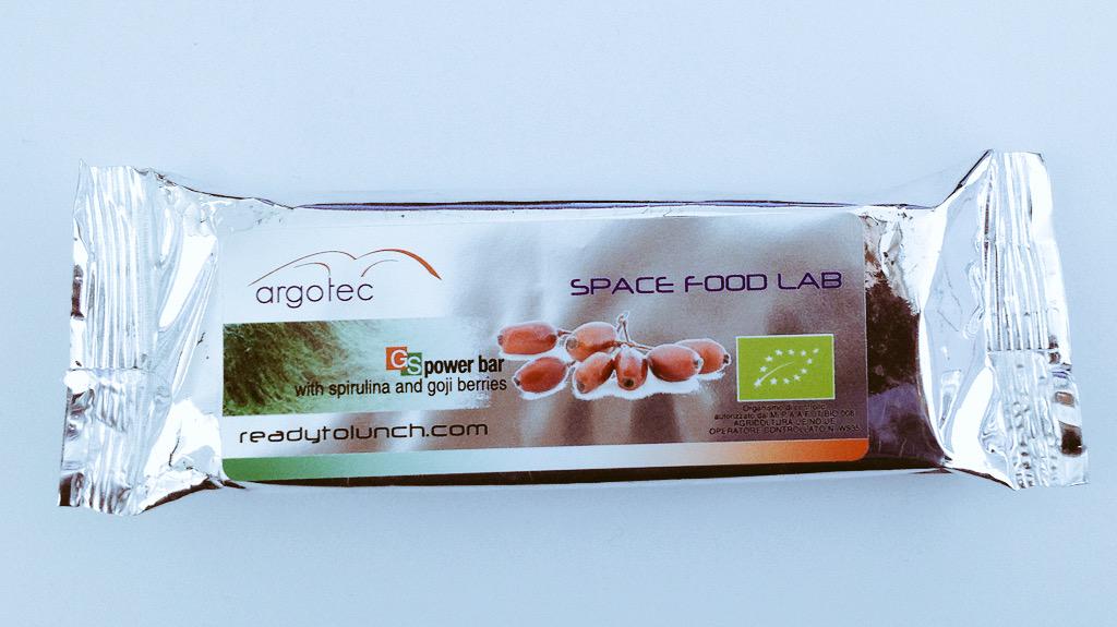 Caroppio's tweet photo. Sto veramente mangiando lo #spacefood di @AstroSamantha! Grazie @homelettebari! E #spaceboy va http://t.co/y8gwgfo6cA http://t.co/PqXP0dj9zV