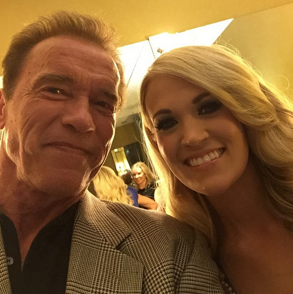 TheArnoldFans's tweet photo. @carrieUNDERwood is how she does the @CMT...but @Schwarzenegger in "Commando" carries the wood OVER! #TheOverUnder http://t.co/SPxB4PY0lz