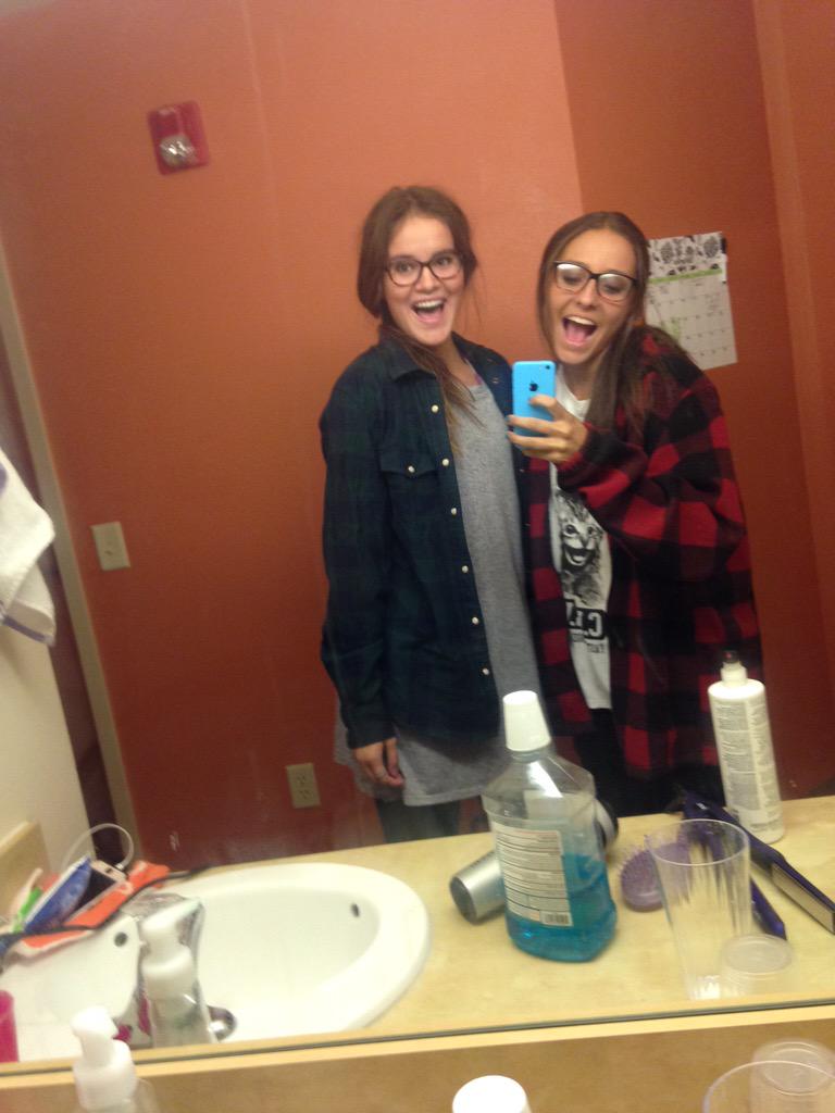 marissaroo13's tweet photo. Spring 2017 roomies. See Ya then Sar🐻. #AnotherFriendGone http://t.co/3c3C6NEXjA