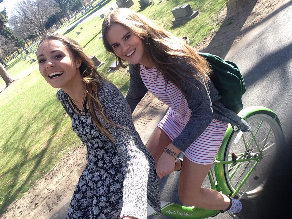marissaroo13's tweet photo. Spring 2017 roomies. See Ya then Sar🐻. #AnotherFriendGone http://t.co/3c3C6NEXjA
