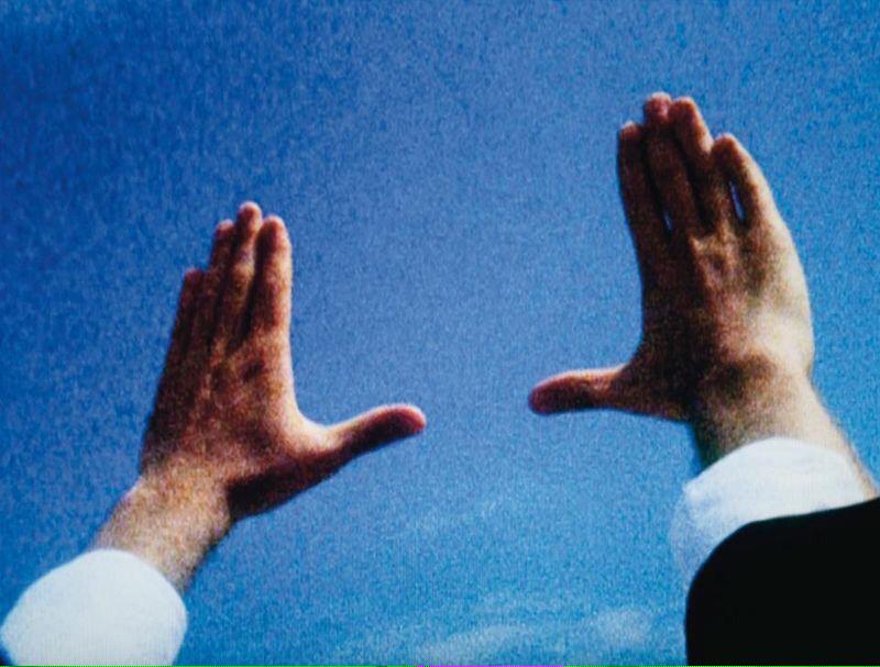 panaderaufana's tweet photo. Las manos de Yves Klein enmarcando el cielo: http://t.co/xQ6pUTOG4r