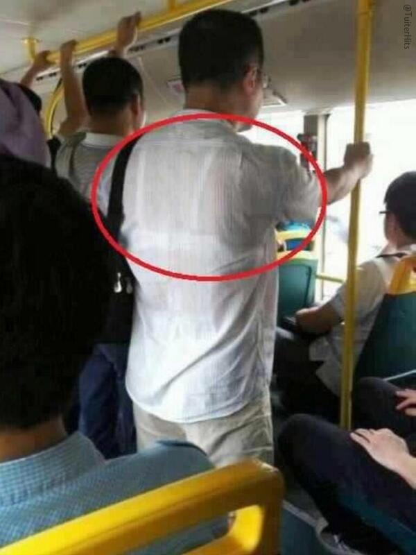TuiterHits's tweet photo. Ese momento incómodo cuando se te transparenta el sostén http://t.co/R2uVqswbvy