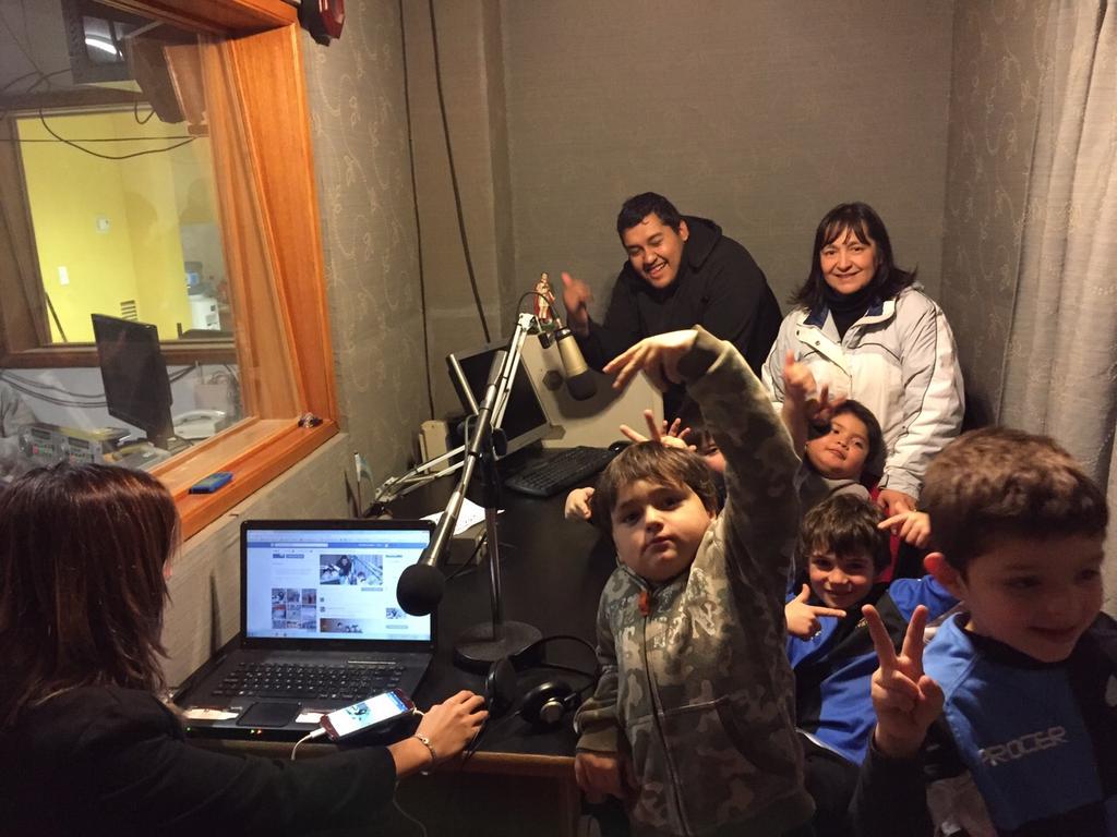 Calafaterc's tweet photo. La M7 visitando a @las_rompedoras en su nueva casa. El futuro del club junto a un clásico de cada viernes y lunes! http://t.co/s8ceMlPnRb