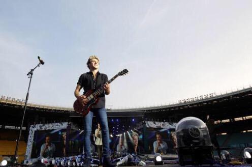 OTRATAustralia's tweet photo. #New HQ | The boys onstage in Vienna tonight! ( 10-06-15 ) #9-12 http://t.co/Ax0PKCfryA