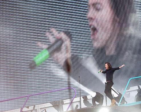 OTRATAustralia's tweet photo. #New HQ | The boys onstage in Vienna tonight! ( 10-06-15 ) #9-12 http://t.co/Ax0PKCfryA