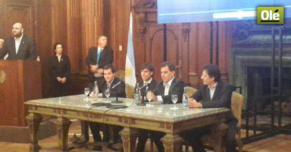 DiarioOle's tweet photo. Cavenaghi fue declarado como Personalidad Destacada del Deporte por la Legislatura Porteña ▶http://t.co/XLucutSgCj http://t.co/AvVb1XCfVi