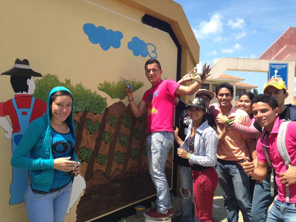 sofvelce's tweet photo. @espammfl alumnos de ingeniería agrícola pintando murales http://t.co/H2PDg88BtO