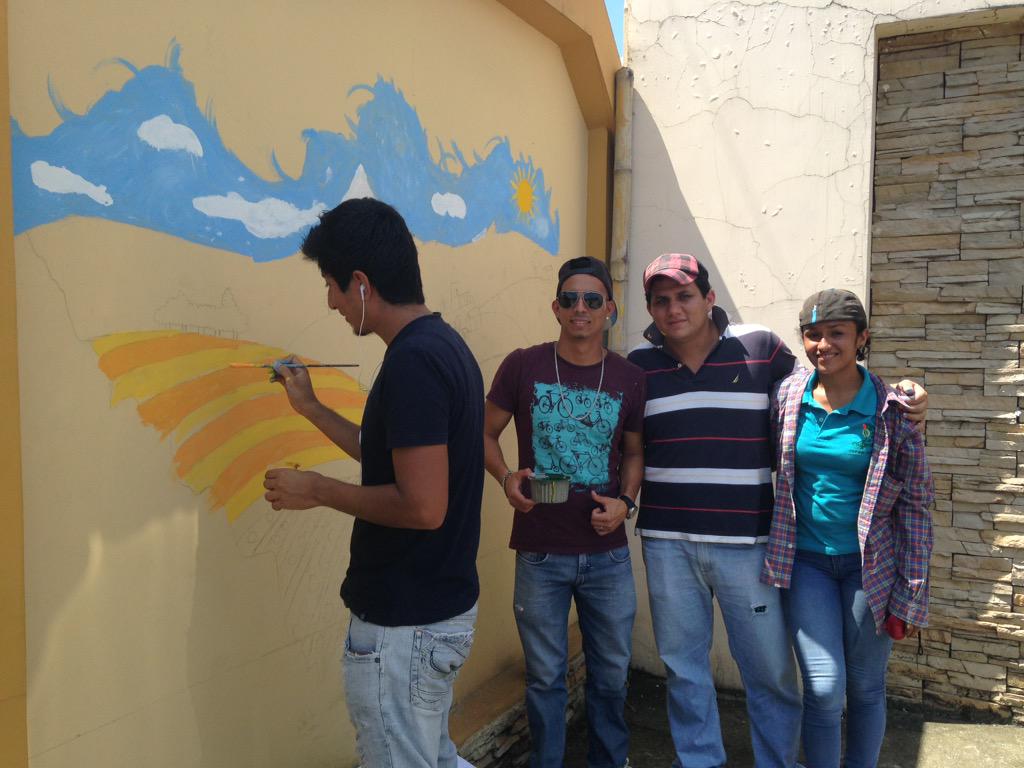 sofvelce's tweet photo. @espammfl alumnos de ingeniería agrícola pintando murales http://t.co/H2PDg88BtO
