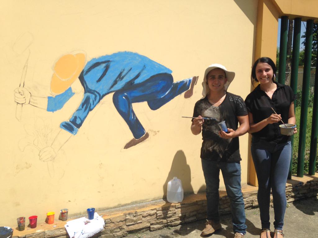 sofvelce's tweet photo. @espammfl alumnos de ingeniería agrícola pintando murales http://t.co/H2PDg88BtO