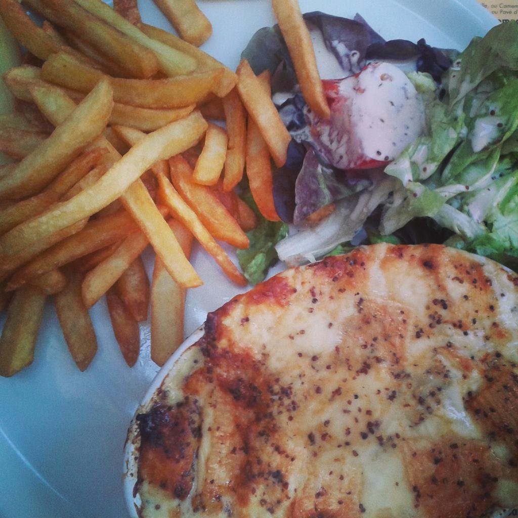 mona_j1899's tweet photo. Man nehme Käse, schmelze ihn mit Bier und esse ihn mit Fritten. #LeWelsh http://t.co/pHI2WHsPi1