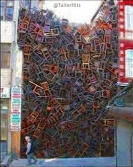 TuiterHits's tweet photo. Aquí están las sillas de todos los que se fueron a Sevilla. http://t.co/hrSZrTazsb