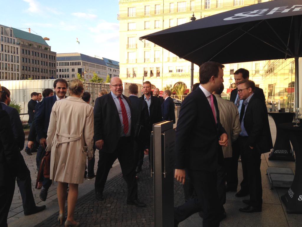 AntoniaNiecke's tweet photo. Ehrengast @peteraltmaier ist gerade eingetroffen. #fde15 http://t.co/UINI8ZGeS6