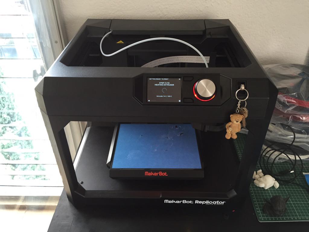 charly_ayala's tweet photo. Let's play!! @disforma #makerbot #3Dprinting #printprintprint #simeinvites http://t.co/nHNxXZMpYD