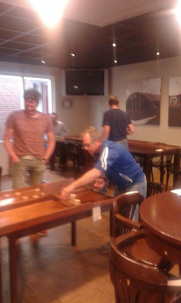 Het zaalvoetbalteam IJsselkern sluit traditioneel  het seizoen af met een sjoelwedstrijd in d'Overtoom