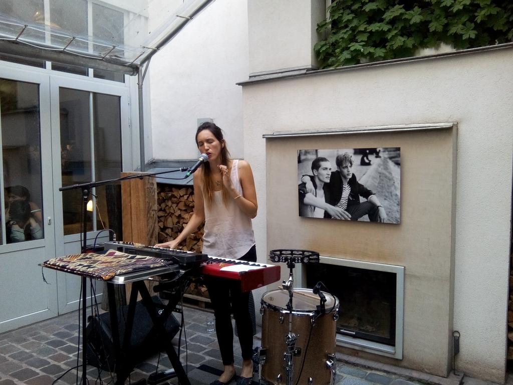 kristell84's tweet photo. Merci @Alexandre_Sim  C'est super la Paris Music Week . #PMW15 #Julesetjim #Paris #concert http://t.co/HuMZR8UN8X