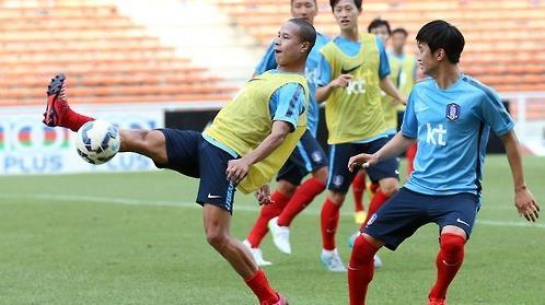 raljidani's tweet image. الكوري الجنوبي الأسمر &quot;كانغ سو إيل&quot; يستعد لمواجهة الإمارات
kooora.com/?n=411609&amp;amp;o=nc…
كووورة - ريان الجدعاني