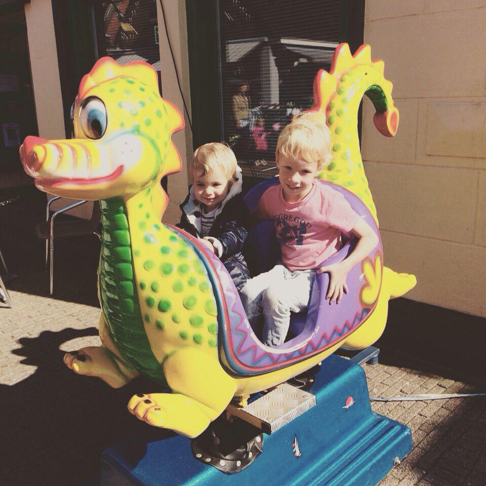 eriksantema's tweet photo. Waar we "vroeger" nog 4 dagen kermis hadden rond de jaarmarkt, was dit nu de grootste attractie in Grijpskerk http://t.co/BbMxyV8ueT