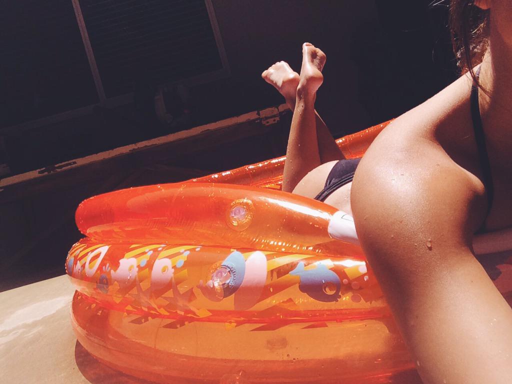mo_ernst's tweet image. Who needs a pool 🐳 #summerstruggles