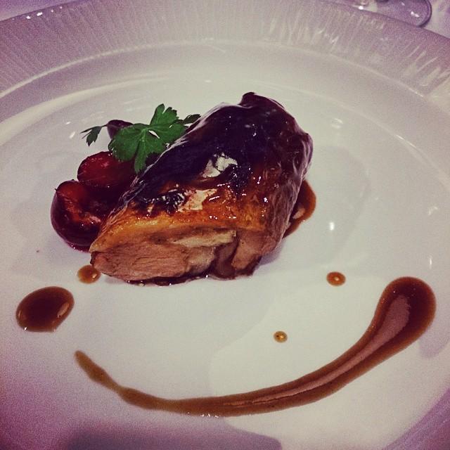 RevistaQTRAVEL's tweet photo. Empezamos el #sexfood Redondo de cabrito relleno con cerezas y salsa de vino de #oporto #plazandorra #andorra #QTRA… http://t.co/AED6cT9gOS