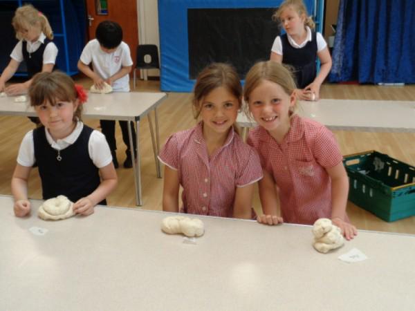 Gallery of Year 2 making bread: kingsfleetps.onesuffolk.net/children/year-…  Thanks, @martlesham2877!