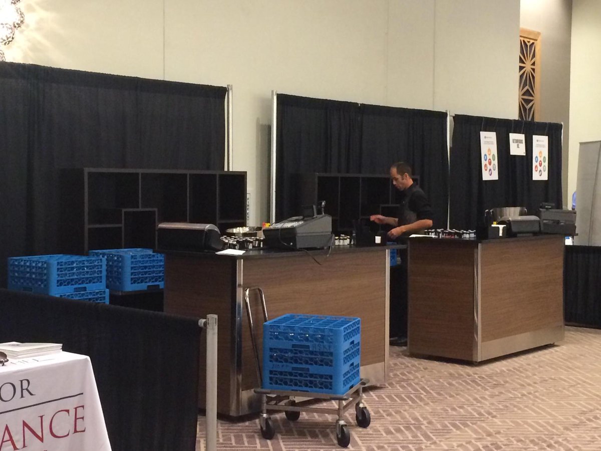 AnhTNguyen's tweet image. Happiness is the bar being set up right by the booth! :) #cocktailhour #mLearnCon