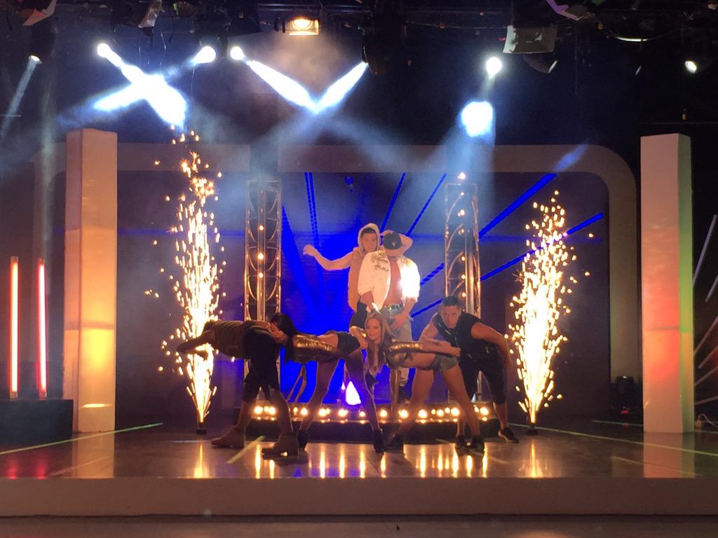 tcsoyelmejor's tweet photo. ¡Bien! @CYeseneaMendoza le da un "OK" al show de @RAYO012. Y tú, ¿También? Tuitea #SeQuedaRayo | #ElEliminadoVIPEs http://t.co/QYsu1bYkXo