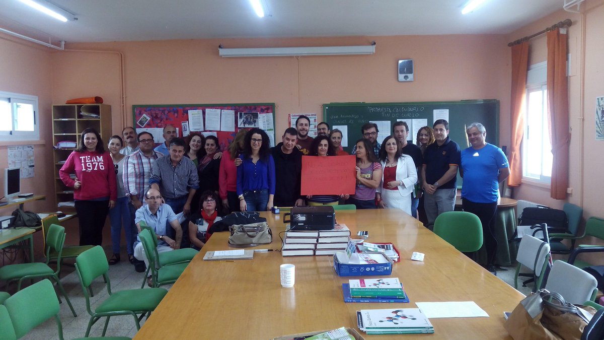 Carmenramivali's tweet photo. Gracias al Claustro del IES "Villa de Santiago" @Despidosde_PT @Loleta81 @Evafranun @joserrapinea @javiersanchezfc http://t.co/CwOYtiOTOX