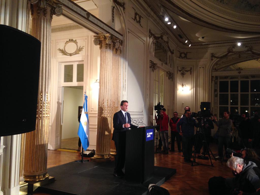 MassaPrensa's tweet photo. #AnuncioMassa | @SergioMassa en el #MAT anunciando su Precandidatura a Presidente de la Nación. #MassaPresidente http://t.co/uisDmXlCfy