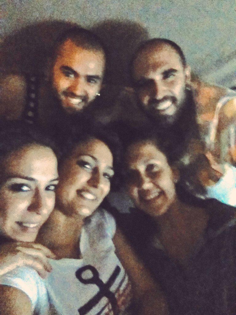 Viendo <a href="/lavoztelecinco/">ainara is not here</a> con <a href="/tamaraheredia87/">Tamara heredia</a> @Amparolagares <a href="/TotoPuerm/">toto puerma</a> <a href="/Danibonilla86/">Dani Bonilla</a> ;) y ensallamos para el viernes☆