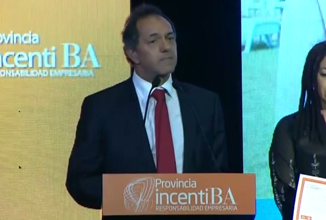 UxPenlosmedios's tweet photo. #AHORA @danielscioli: "La cultura del esfuerzo nos va a llevar a alcanzar lo que nos propongamos". #IncentiBA http://t.co/NJyhhe6Bha