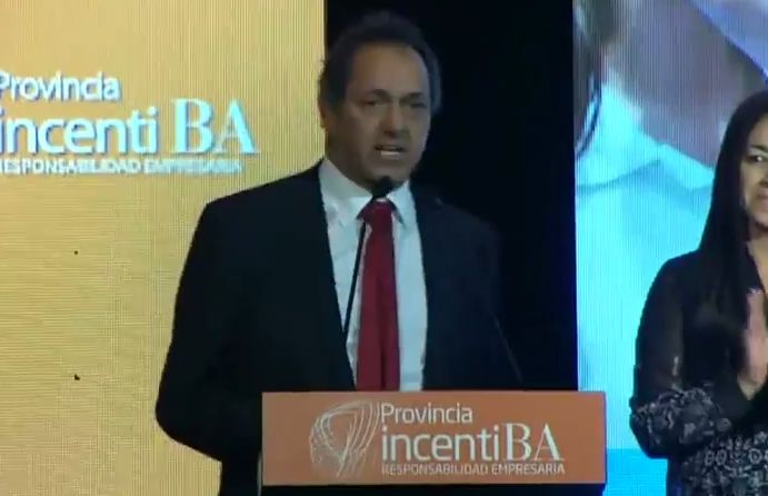UxPenlosmedios's tweet photo. #AHORA @danielscioli encabeza el reconocimiento a emprendedores #IncentiBA del @GrupoProvincia. Cc/ @nicoscioli http://t.co/sNOSUt2NNC