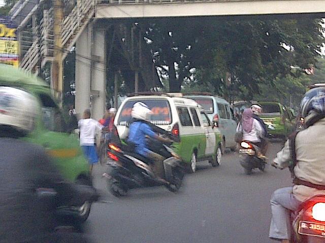 stbdvbt2ebox's tweet photo. @lewatmana kusutnya lalulintas sebrang terminal kalideres.angkot ngetem sampai 3 lapis tdk mau gerak http://t.co/hVqs9V1BOy