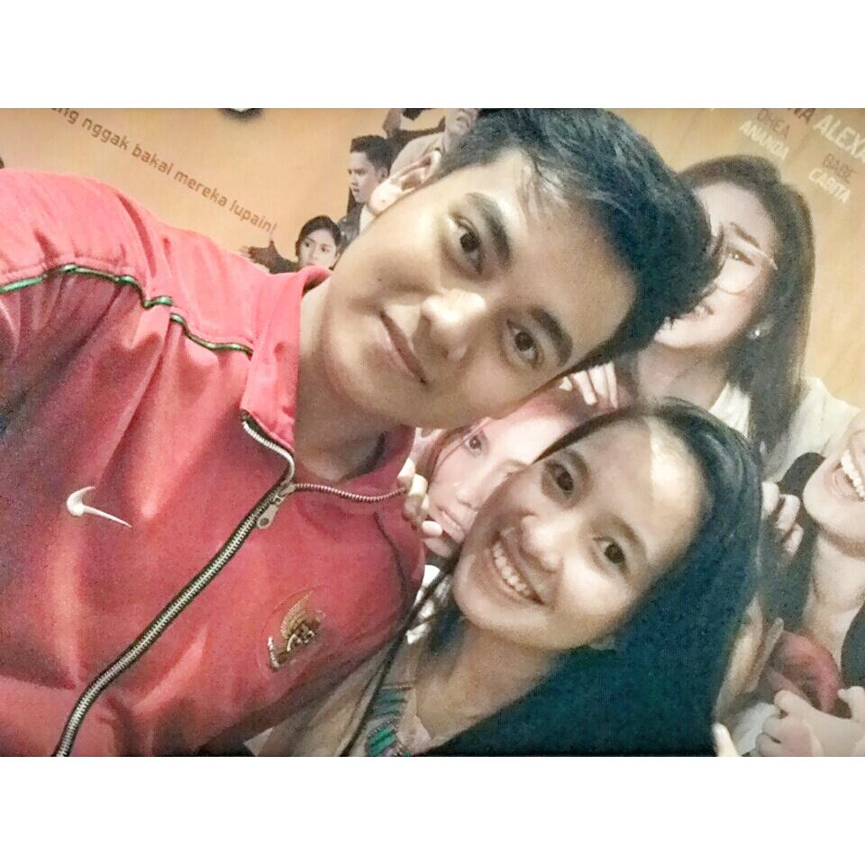 SyuhadaDirga's tweet photo. Pizzaman @GandhiFernando suksesss kawan. Ngakak abisss ceritanya leh uga, yg penting bikin bahagia yg nonton yaa http://t.co/Nol8UoR2Tt