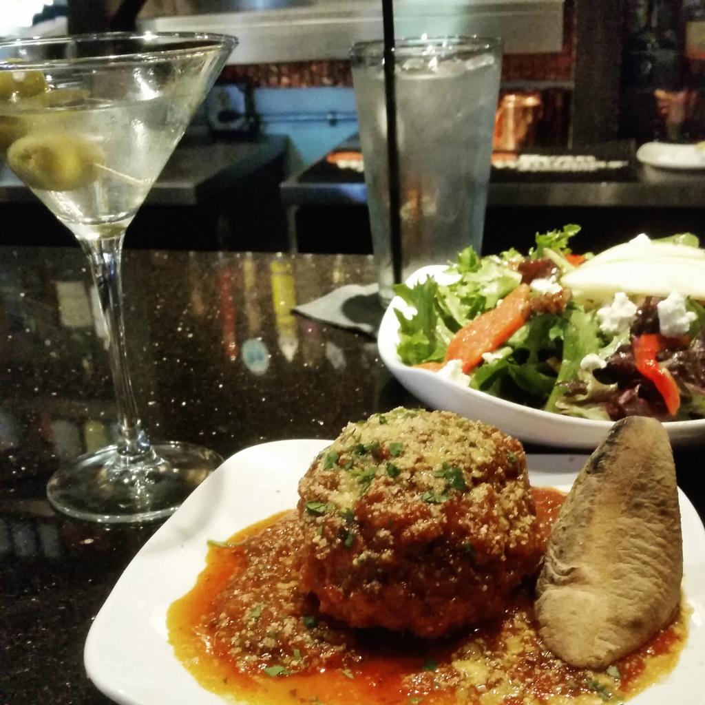 OMEGANON's tweet image. Great food AND great blues tonight @Natalies_Coal! #ShaunBooker, #SeanCarney, #BobbyFloyd, &amp;amp; I will be on in 1 hour!