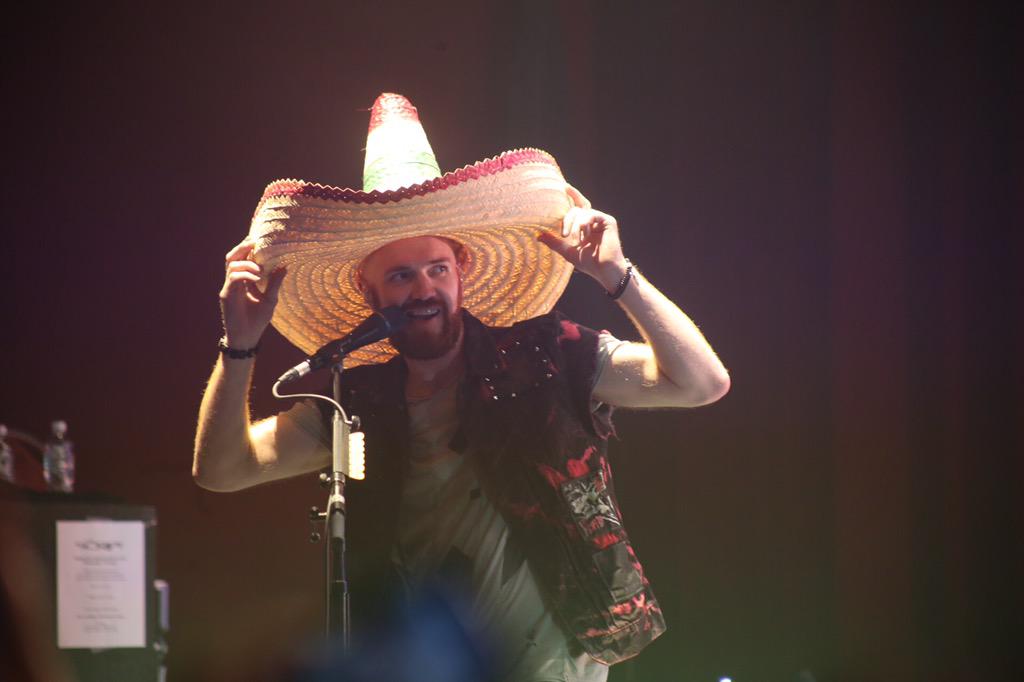 ocesa_pop's tweet photo. Total entrega por parte de @thescript ante la asombrosa participación de la gente en el @AuditorioMx #TheScriptMx http://t.co/qQ6V7DVi9l