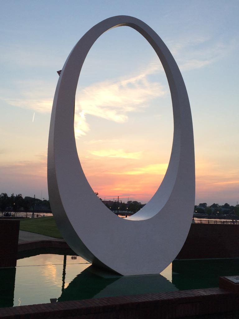 rabidlizzy's tweet photo. Twilight in #baycity. #appsandales @gogreatlakesbay http://t.co/8FARHiFFyT