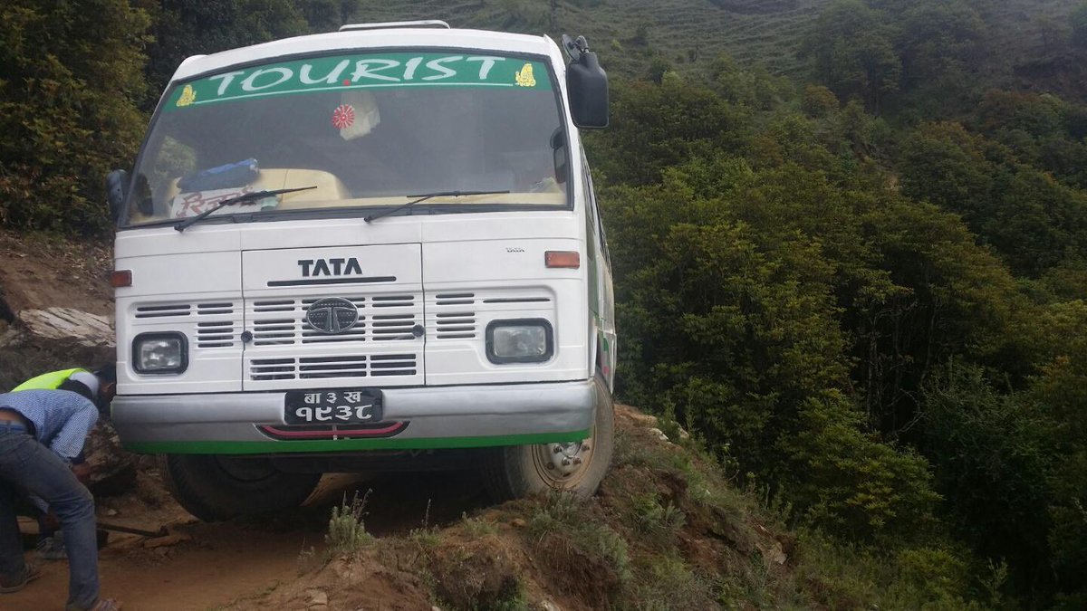 10명의 한국인과 12명의 네팔인의 합동 생일날이 생겼다. 지난 6월6일 카투만두에서 260km떨어진 Bhandra 마을 구호활동을 마치고 되돌아 오는 높이 2,400 산길에서 버스가 낭떠러지로 기울어졌다.