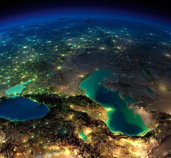 Кавказ и Каспийское море в безоблачную ночь
