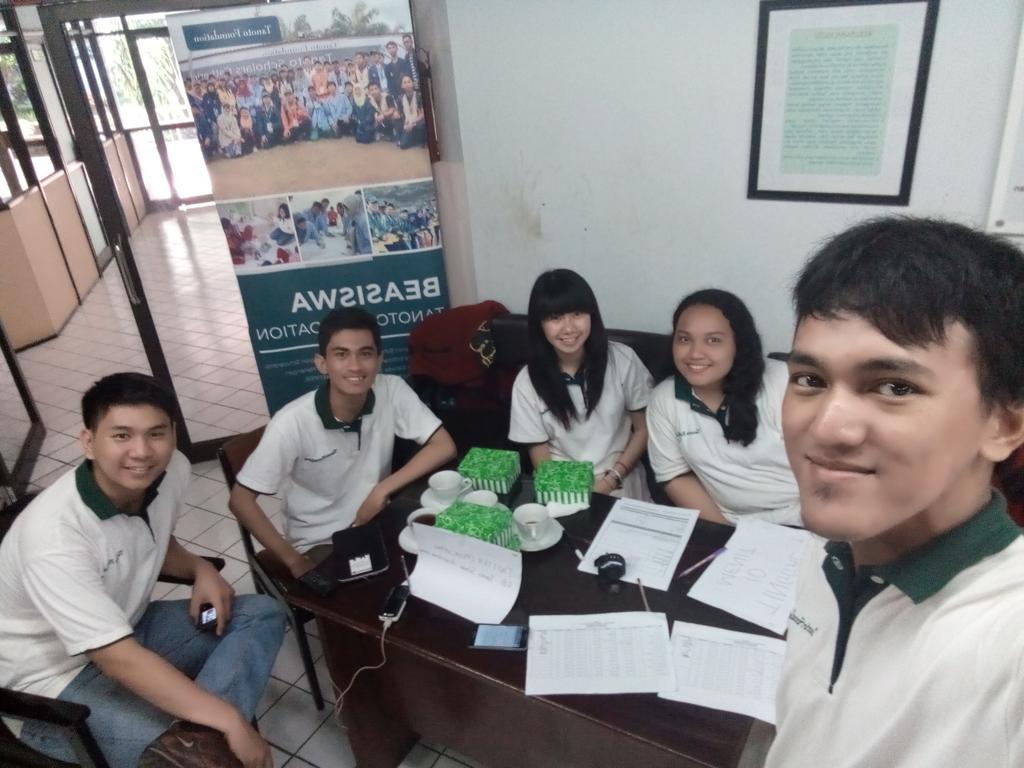 Ini dia T-scholars penjaga meja registrasi hari ini :D cc: <a href="/_archmur/">Rip 🍥</a> <a href="/Feronikaprabowo/">Feronika Prabowo The</a> <a href="/elisabeth_agust/">Elisabeth Nababan</a> <a href="/ilhamgafur/">Ilham Gafur</a>