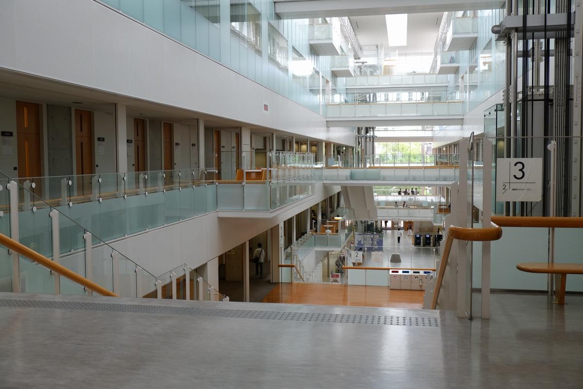 会計ファイナンス学科 東洋大学 白山キャンパス 6号館は 05年に完成しました 大きな吹き抜けにより 明るく開放的な印象の建物です 経営学部の学生も 教務部 学生部 就職キャリア支援部 地下食堂 コンビニなどでよく利用します 東洋大学 Http