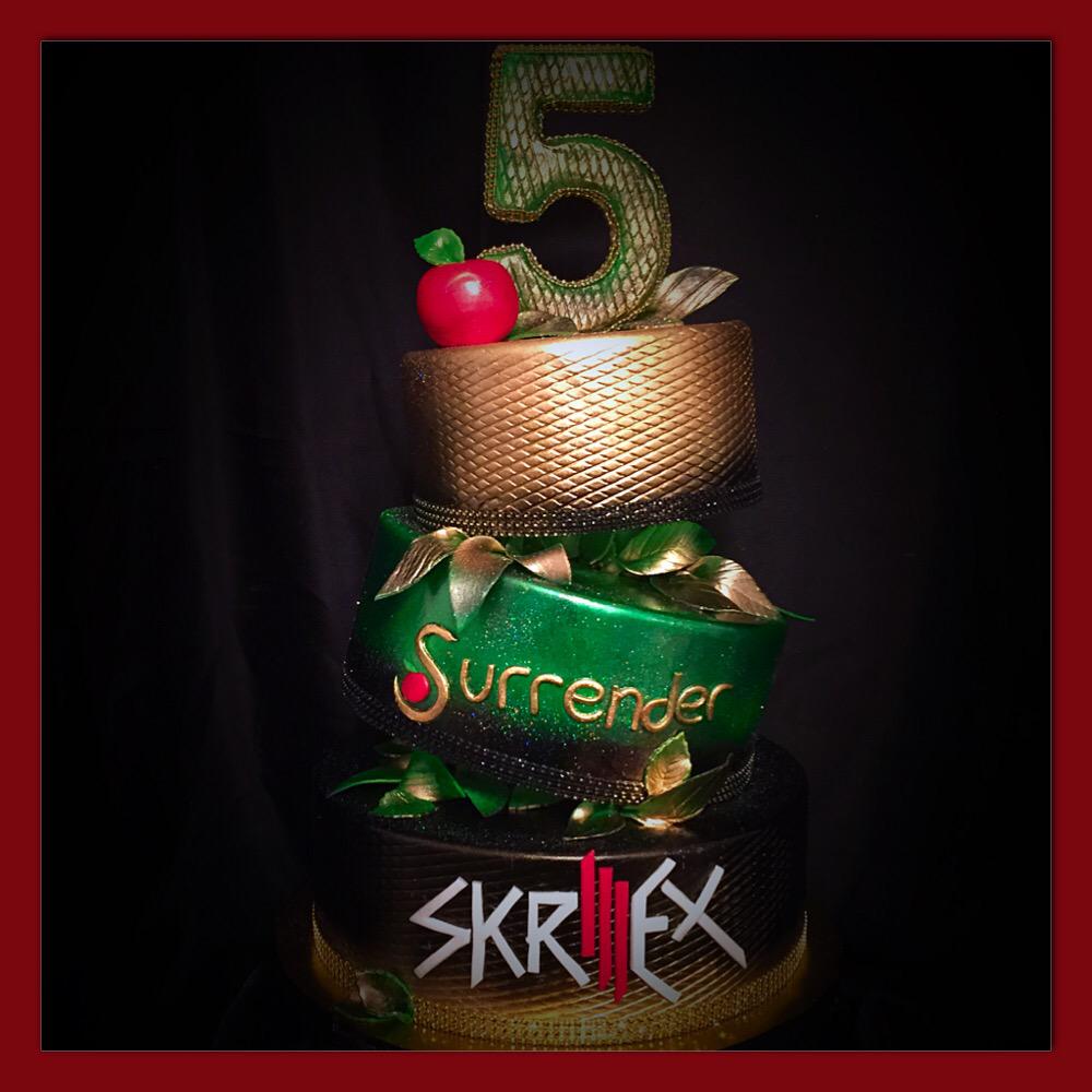 Skrillex's tweet photo. SEE U TONIGHT VEGAS @SurrenderVegas 🎉🎉🎉🎉 http://t.co/EleCA1VVZE